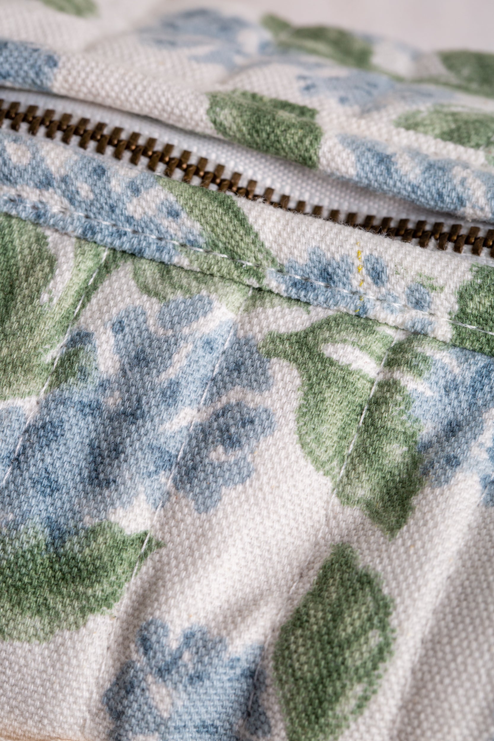 תיק רחצה ואיפור הורטנזיה כחולה | בעבודת יד