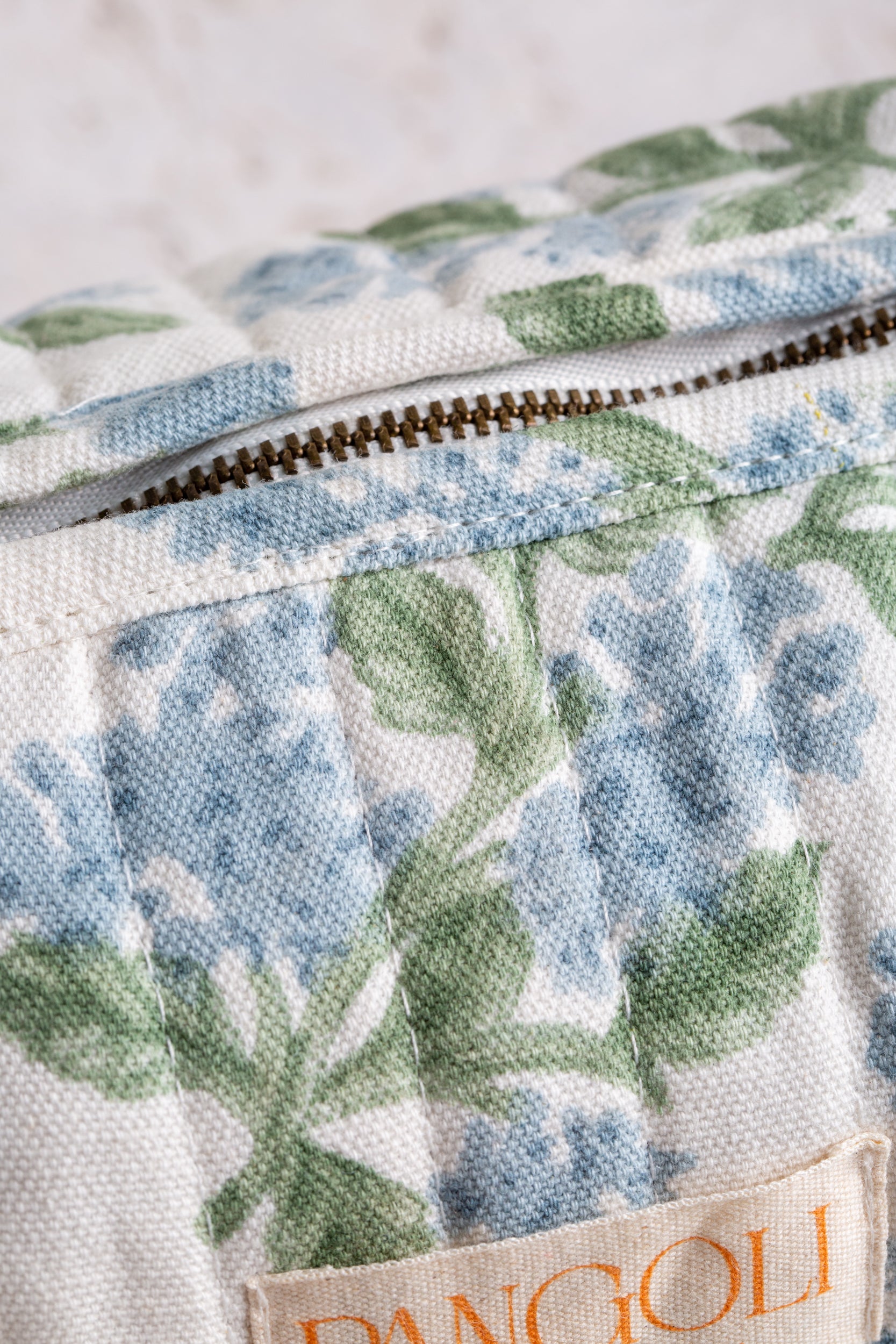 תיק רחצה ואיפור הורטנזיה כחולה | בעבודת יד