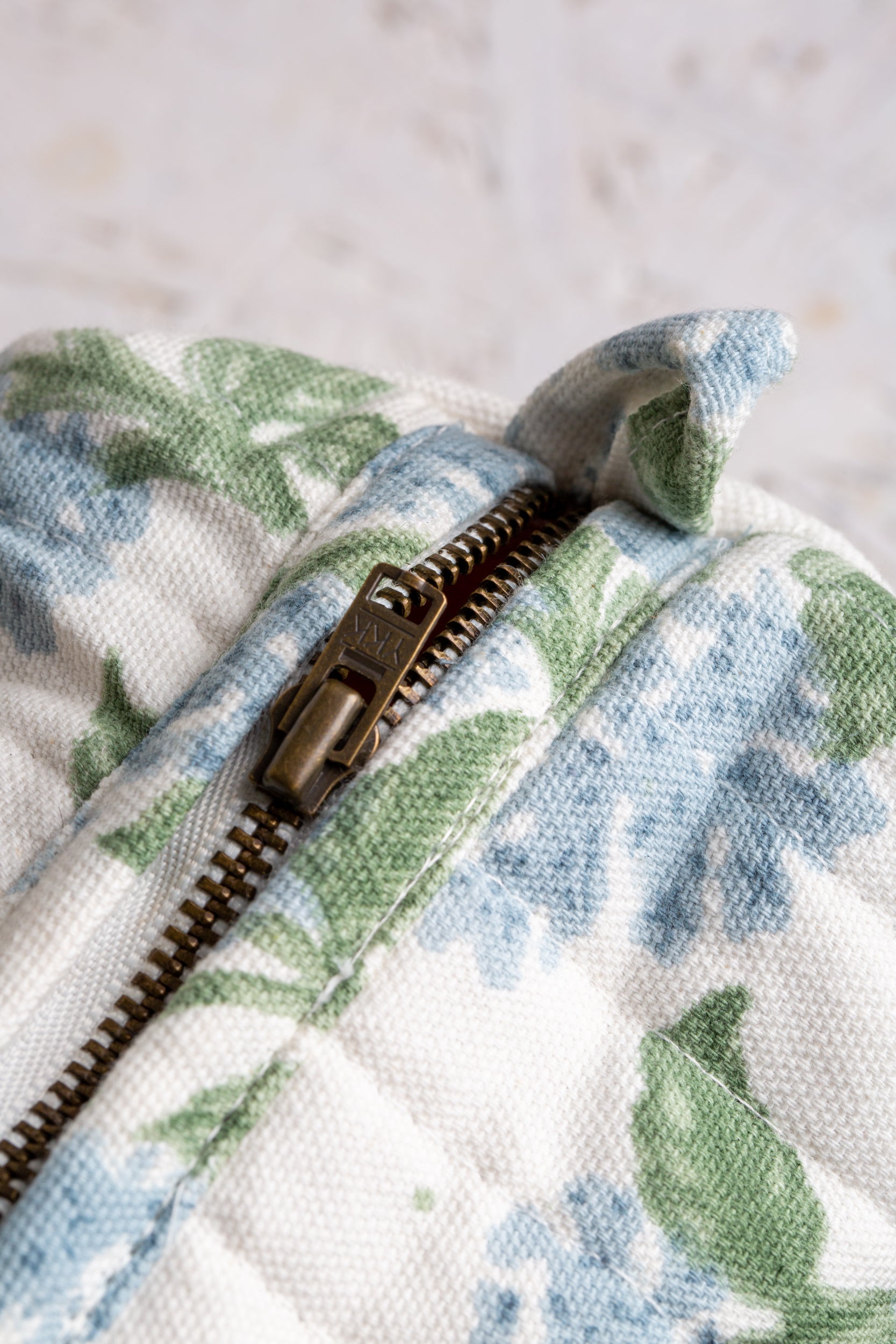 תיק רחצה ואיפור הורטנזיה כחולה | בעבודת יד