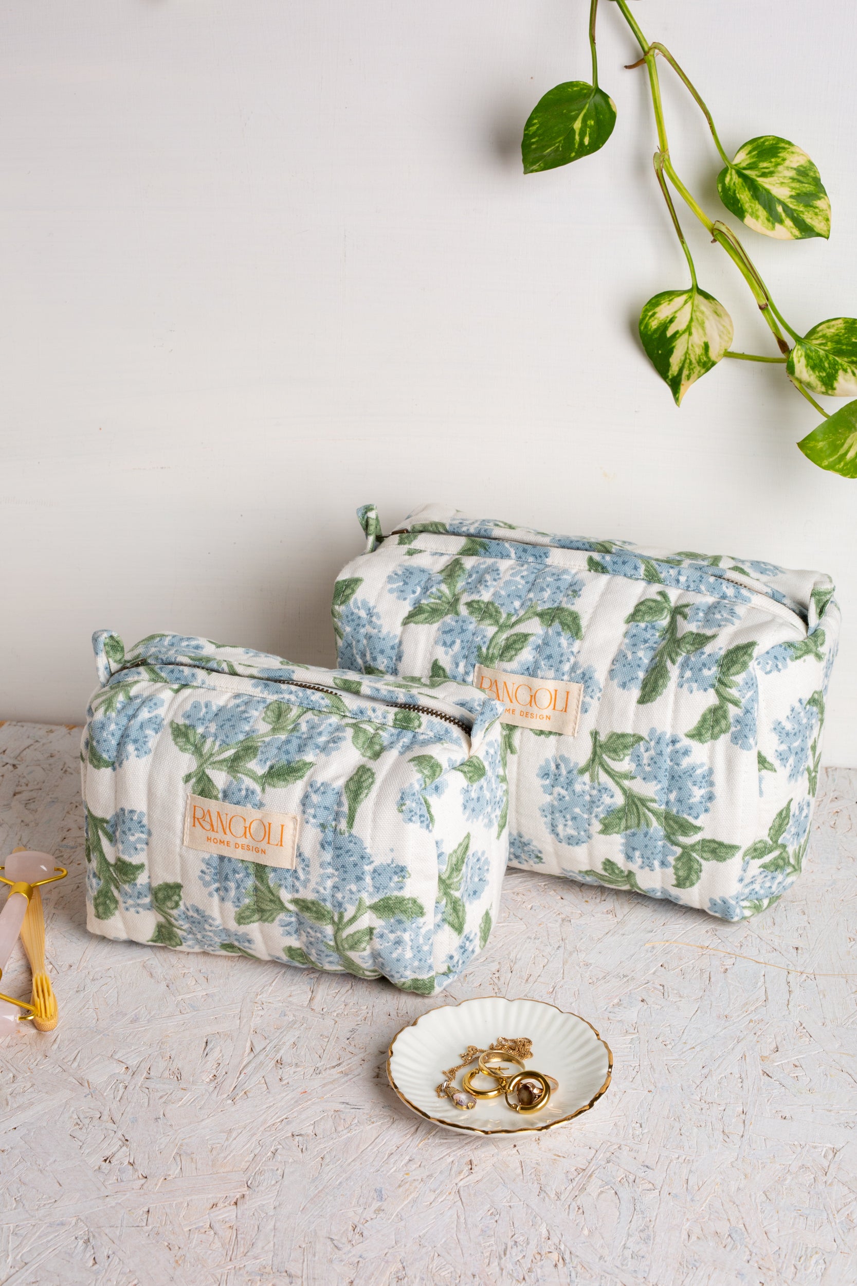 תיק רחצה ואיפור הורטנזיה כחולה | בעבודת יד