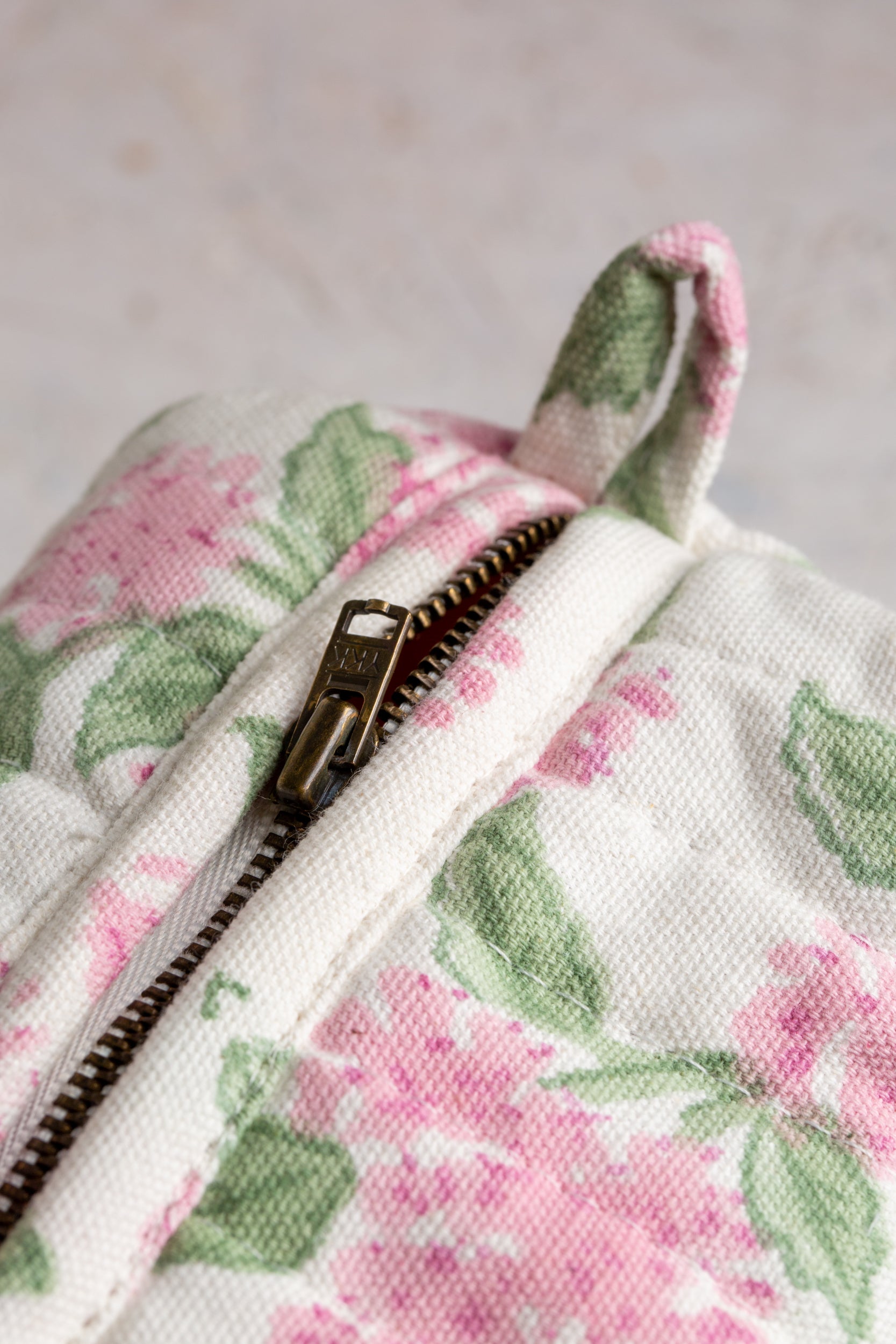 תיק רחצה ואיפור הורטנזיה ורודה | בעבודת יד