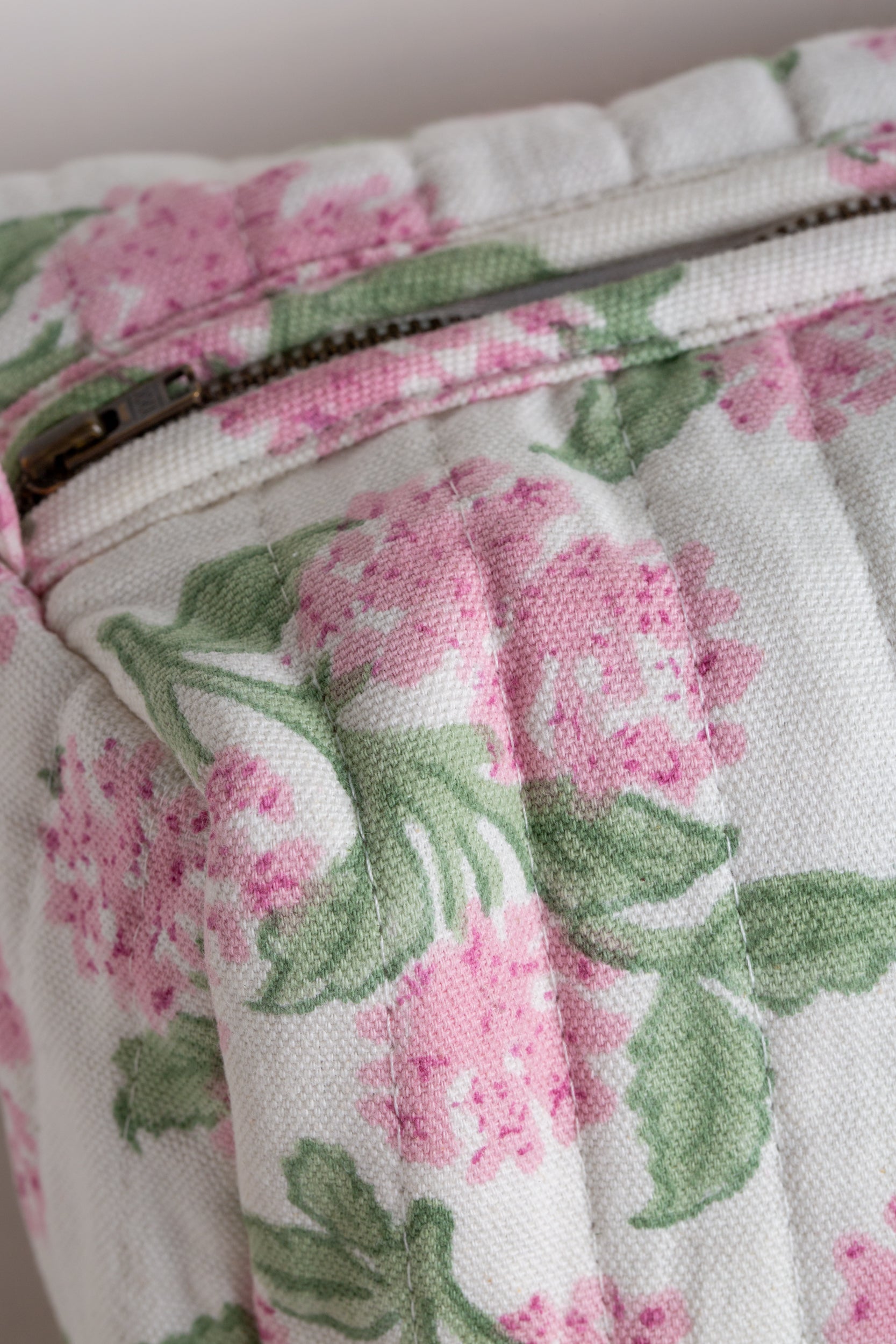 תיק רחצה ואיפור הורטנזיה ורודה | בעבודת יד