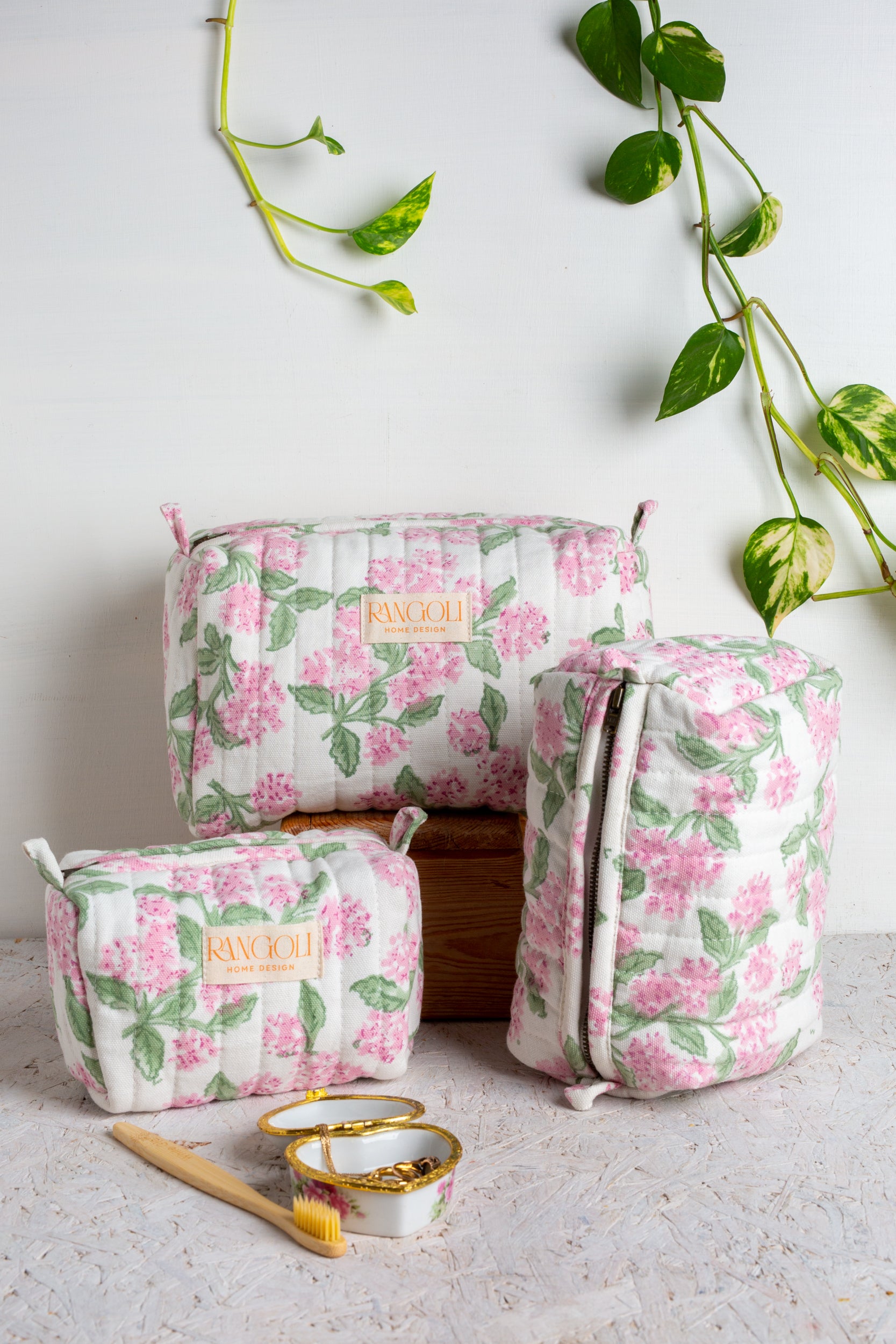 תיק רחצה ואיפור הורטנזיה ורודה | בעבודת יד