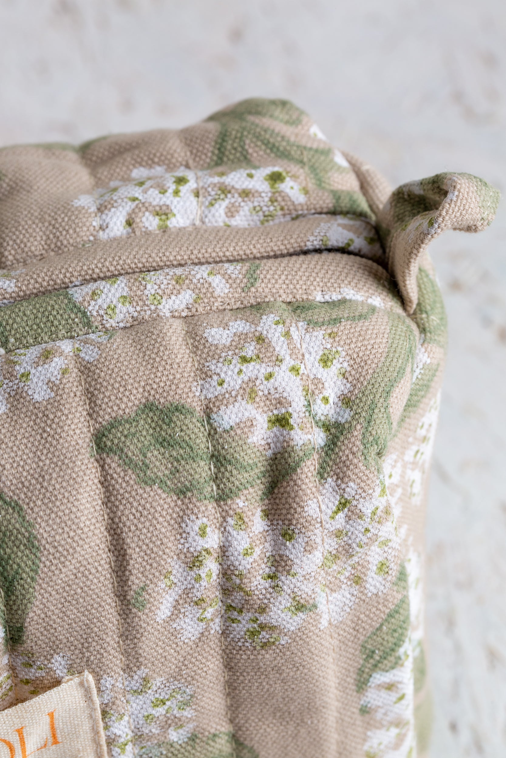 תיק רחצה ואיפור הורטנזיה לבנה | בעבודת יד