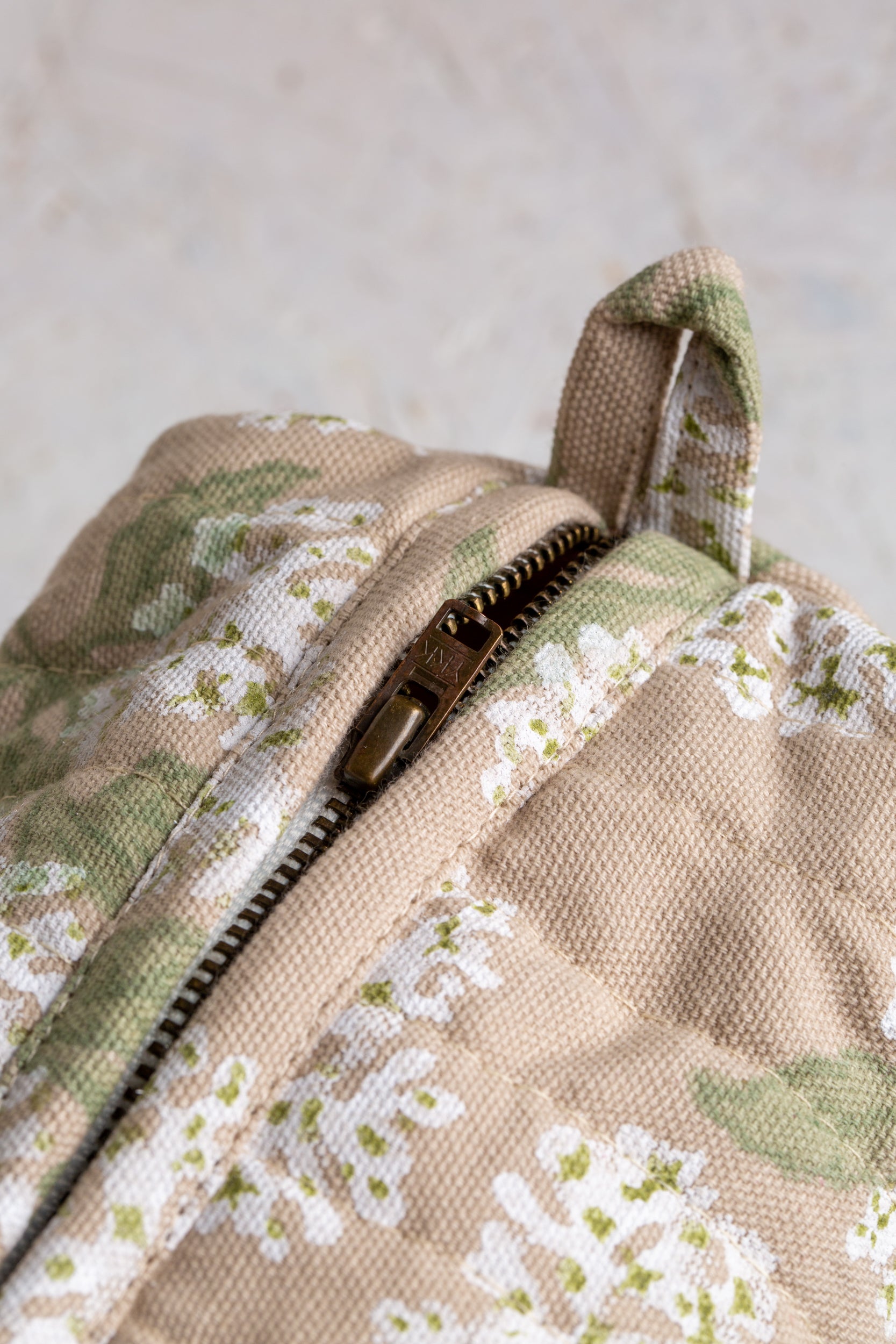 תיק רחצה ואיפור הורטנזיה לבנה | בעבודת יד