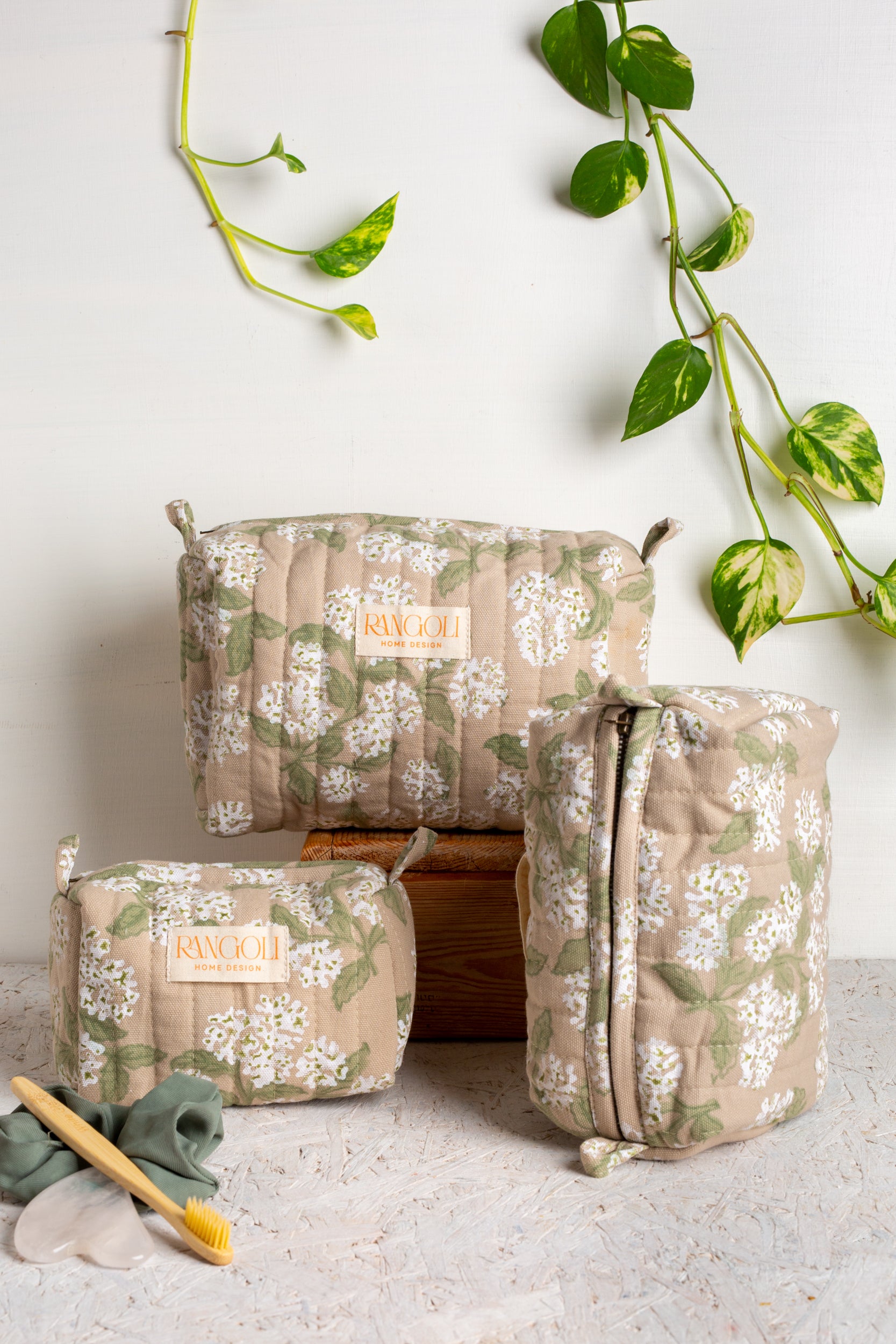 תיק רחצה ואיפור הורטנזיה לבנה | בעבודת יד