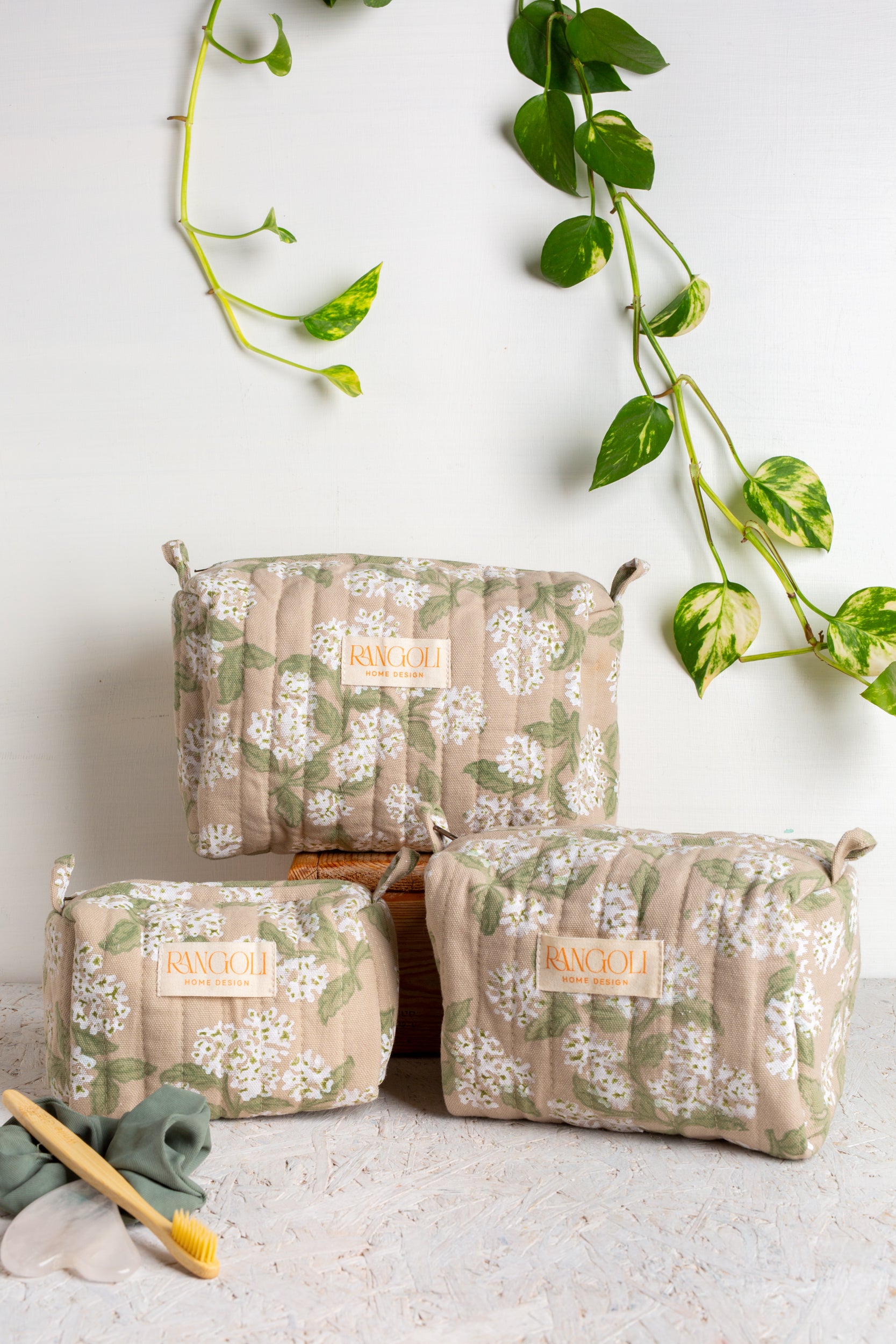 תיק רחצה ואיפור הורטנזיה לבנה | בעבודת יד