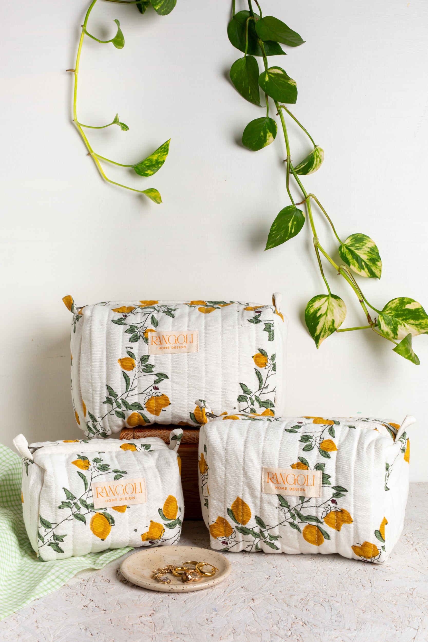 תיק רחצה ואיפור ״לימונים״ | בעבודת יד