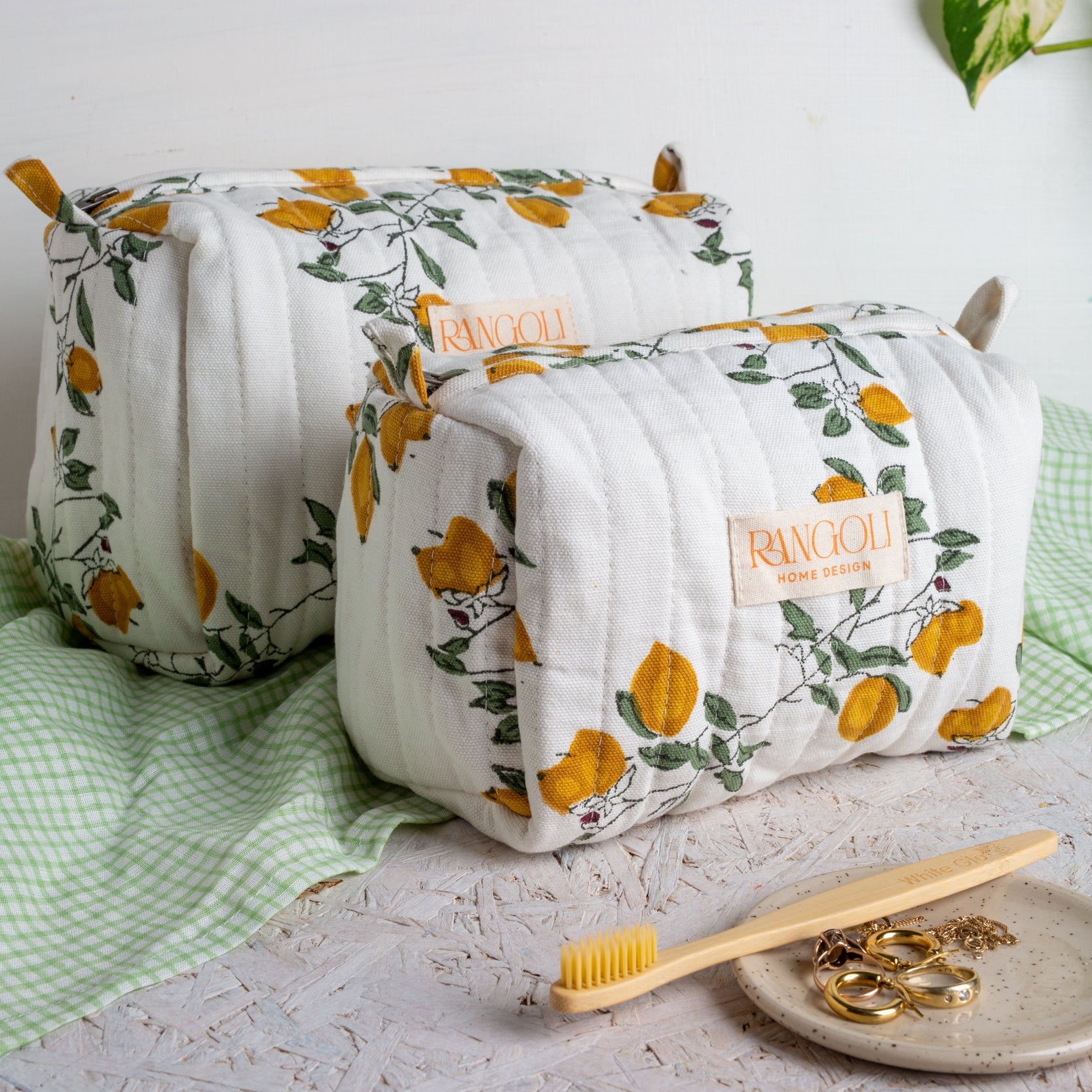 תיק רחצה ואיפור ״לימונים״ | בעבודת יד