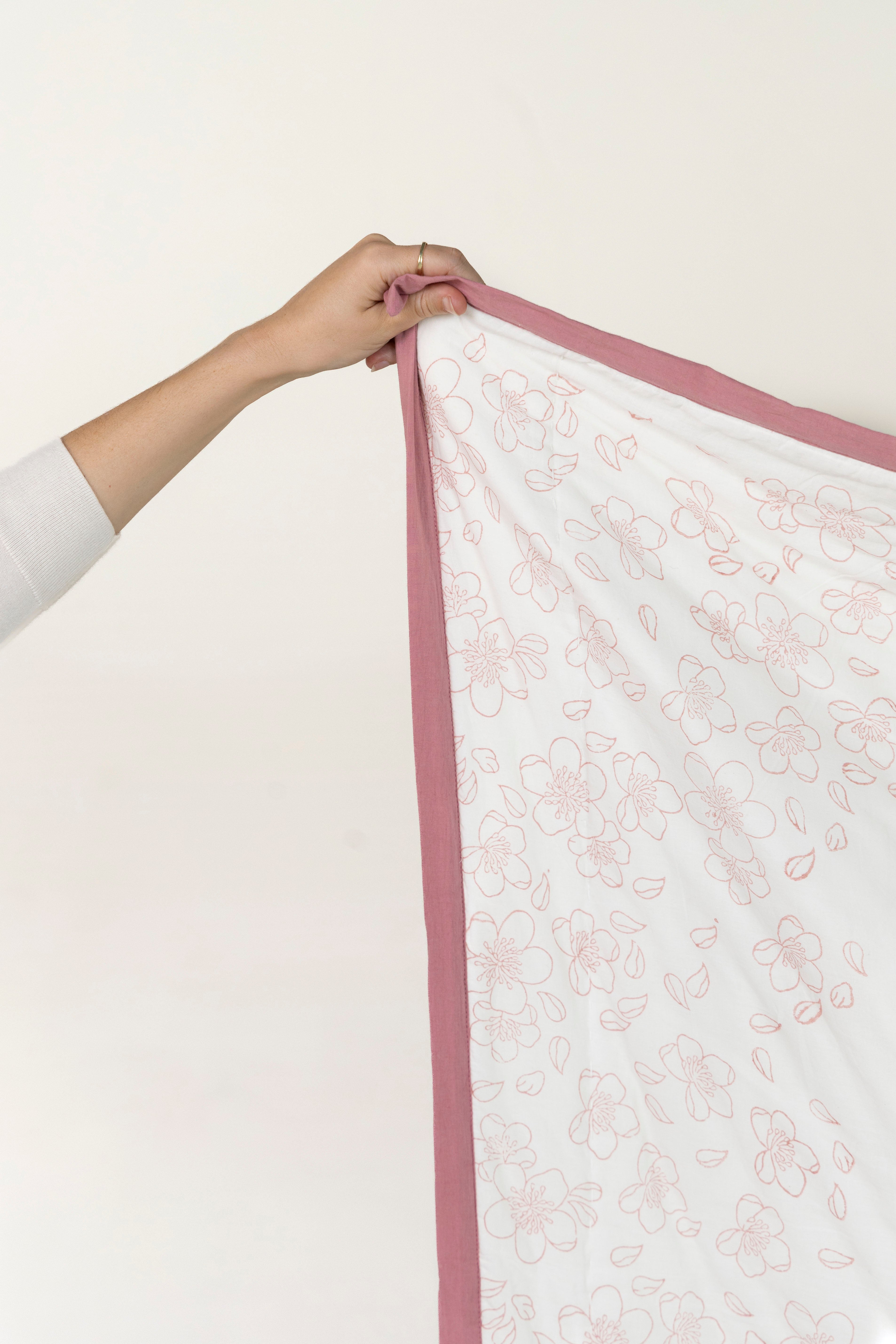 שמיכת קווילט Almond Blossom | בעבודת יד | 100% כותנה