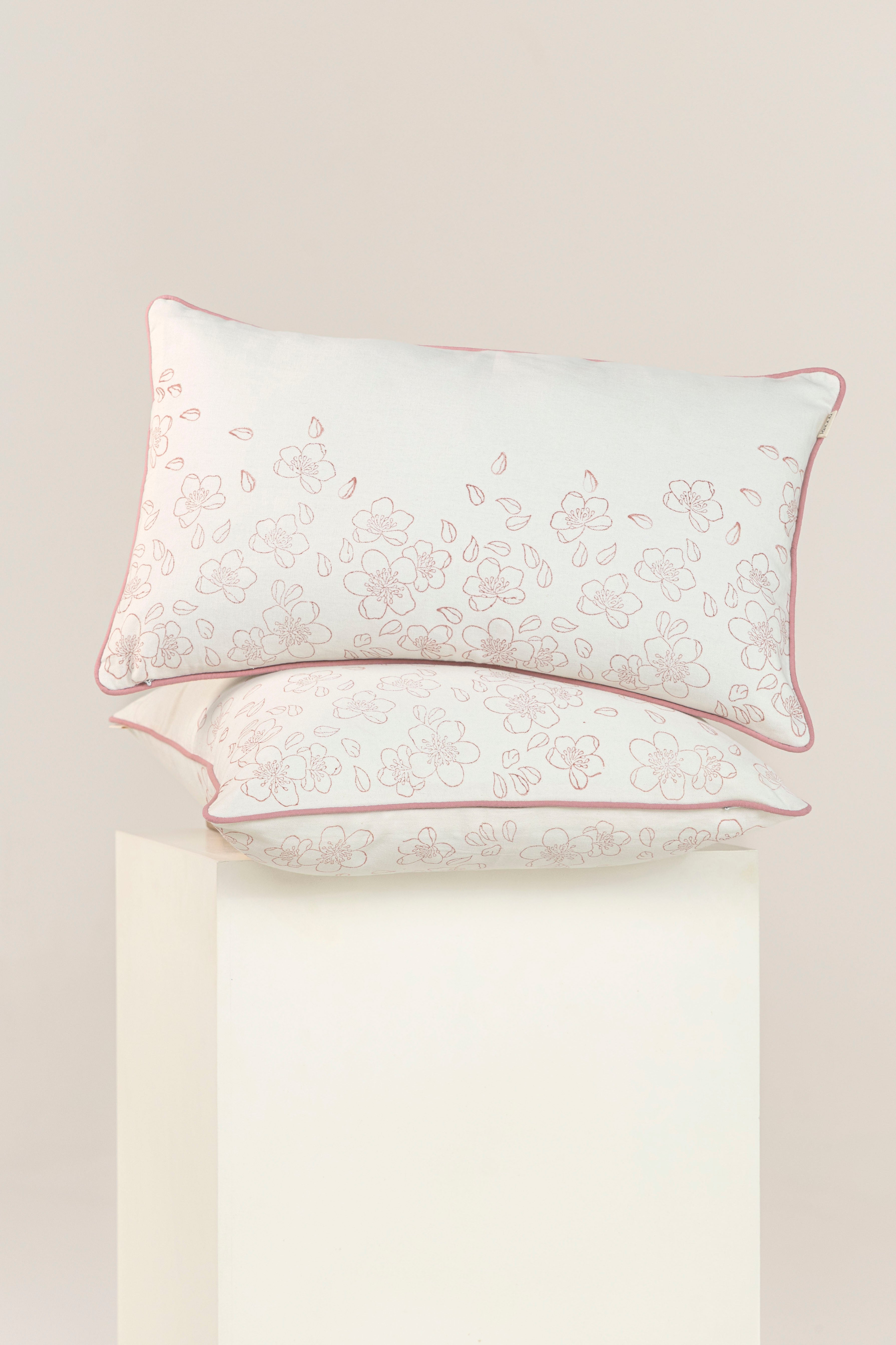 כרית נוי Almond Blossom | בעבודת יד