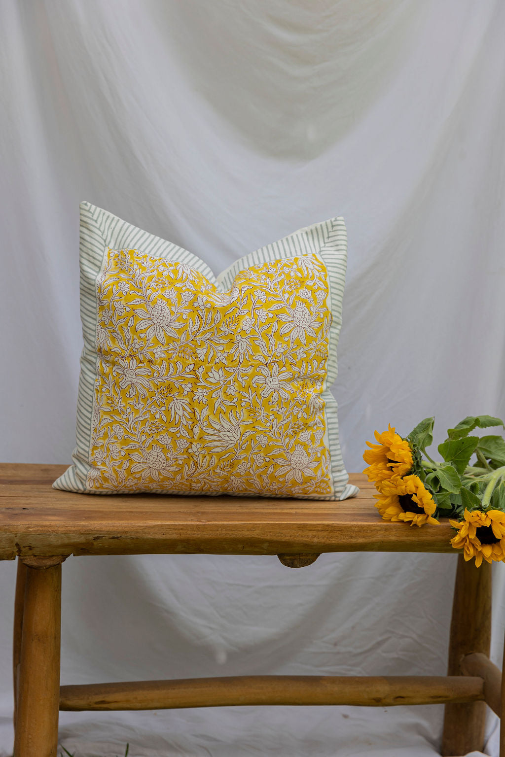 כרית נוי ״לוסי״ | בעבודת יד