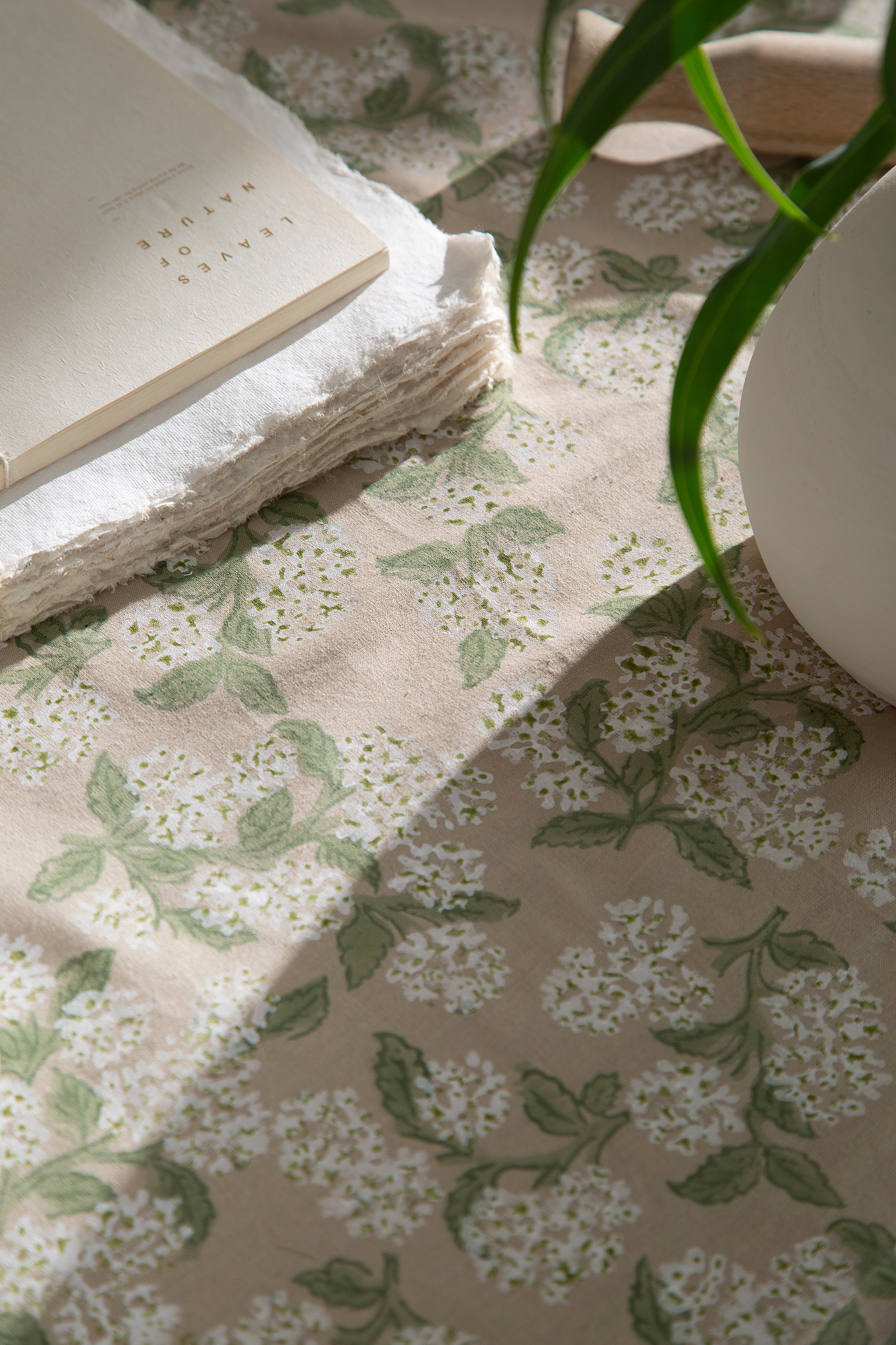 מפה לשולחן הורטנזיה לבנה | בעבודת יד