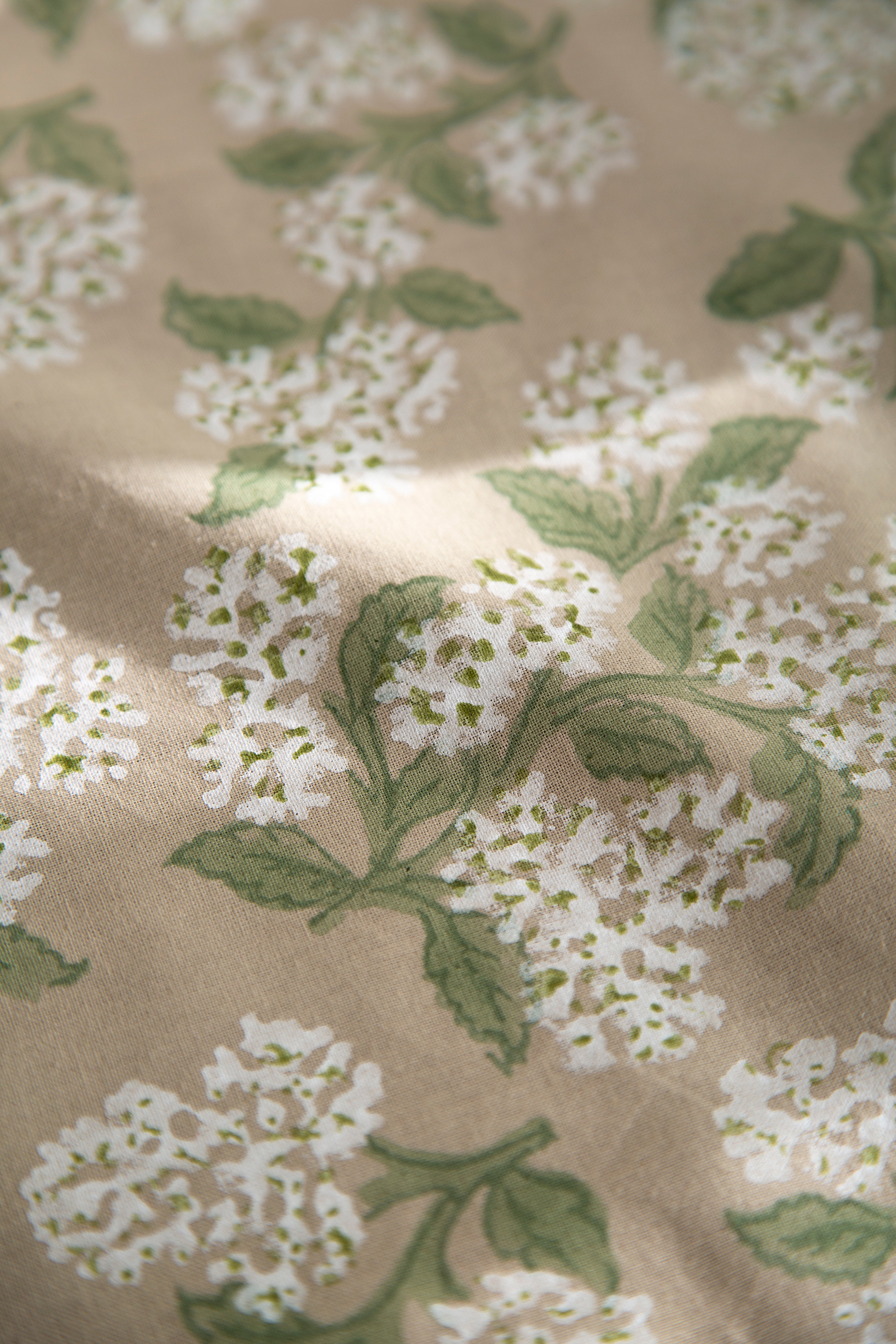 מפה לשולחן הורטנזיה לבנה | בעבודת יד