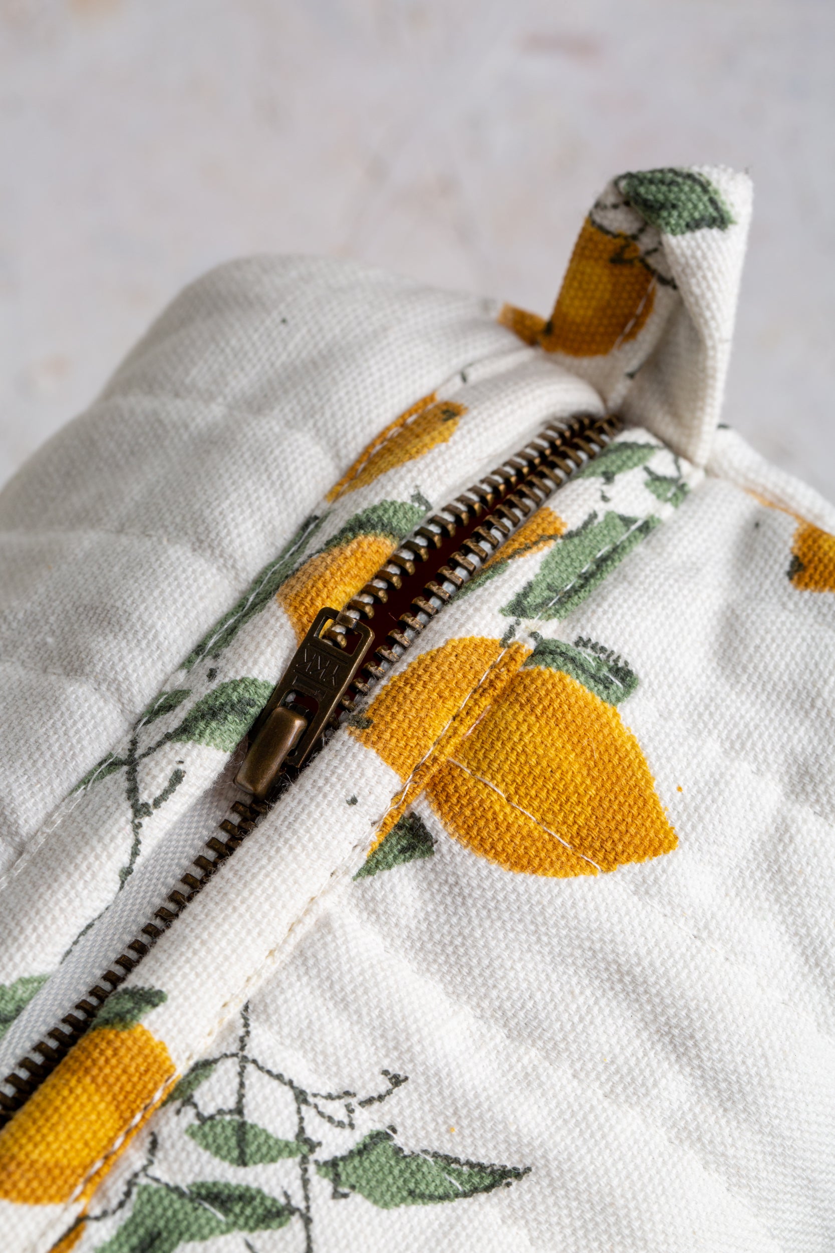 תיק רחצה ואיפור ״לימונים״ | בעבודת יד