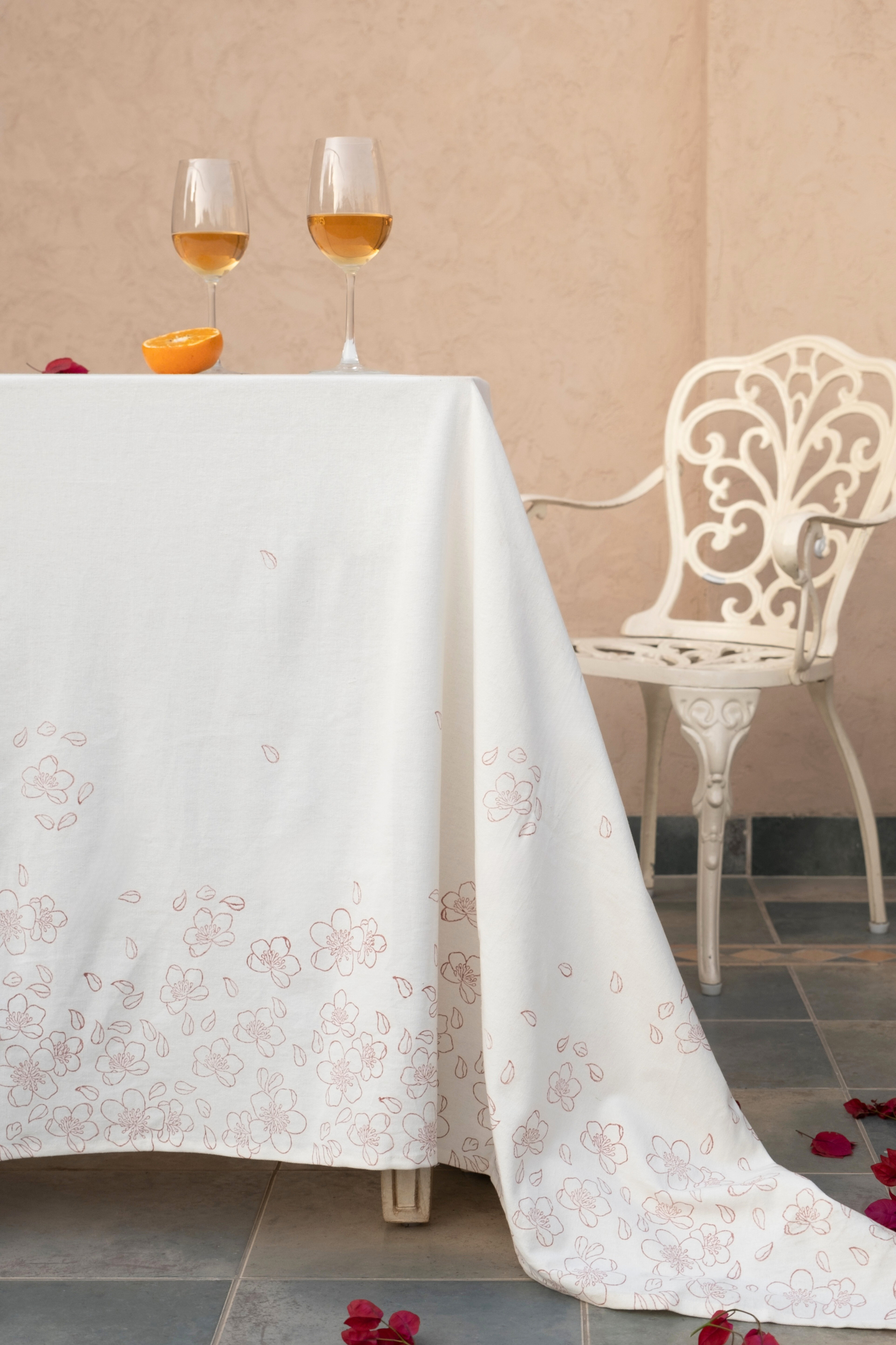 מפה לשולחן Almond Blossom לבנה | בעבודת יד