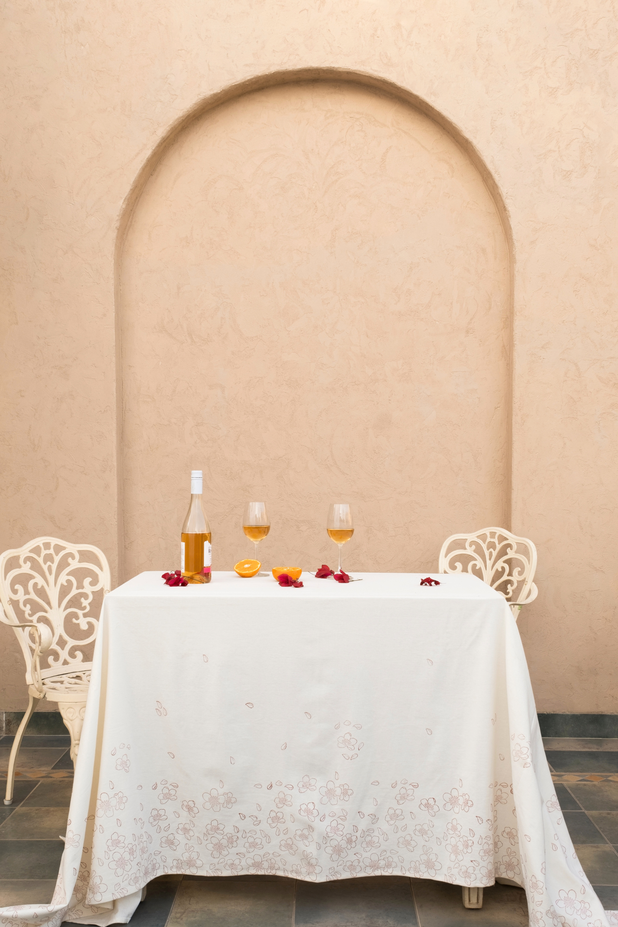 מפה לשולחן Almond Blossom לבנה | בעבודת יד