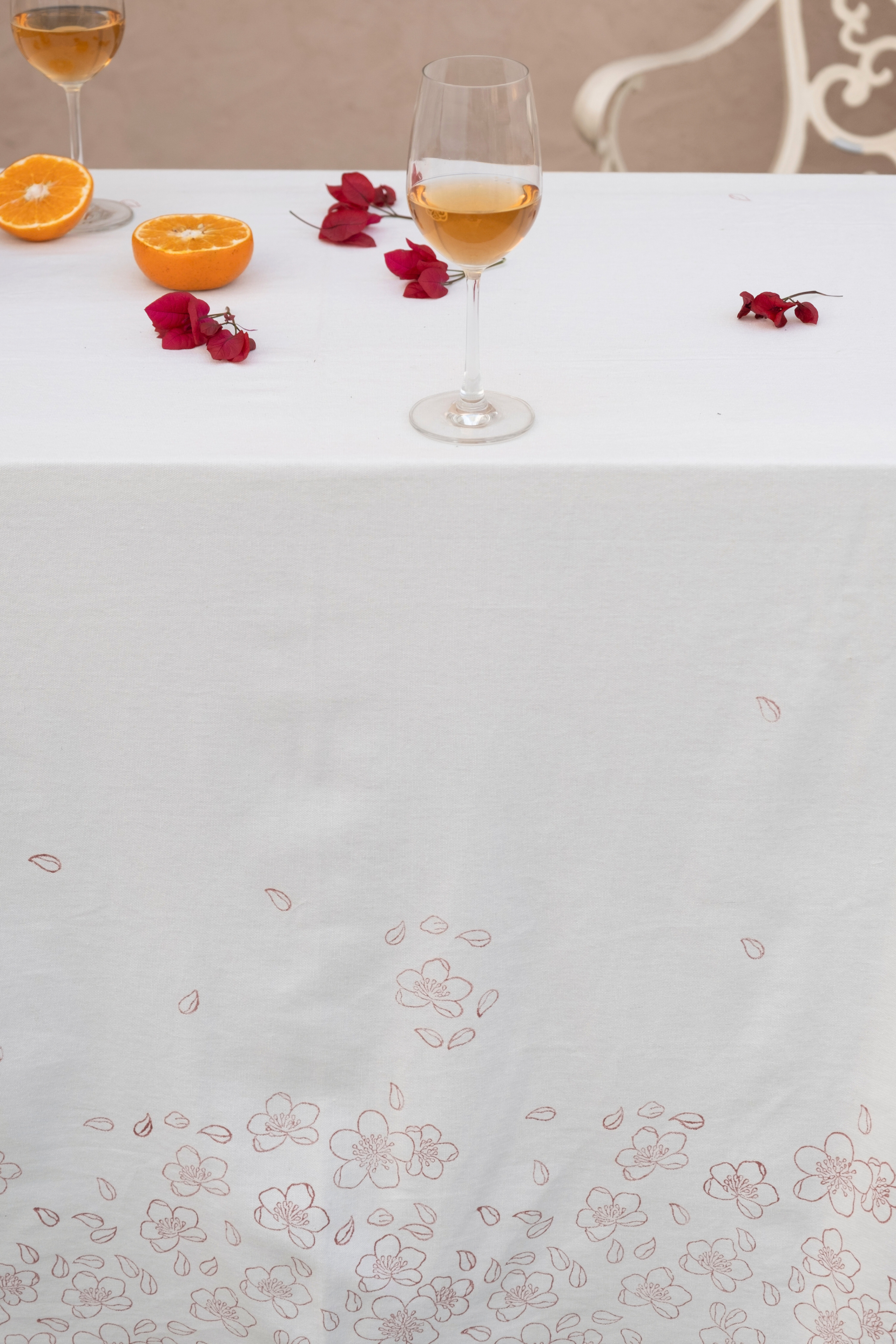 מפה לשולחן Almond Blossom לבנה | בעבודת יד