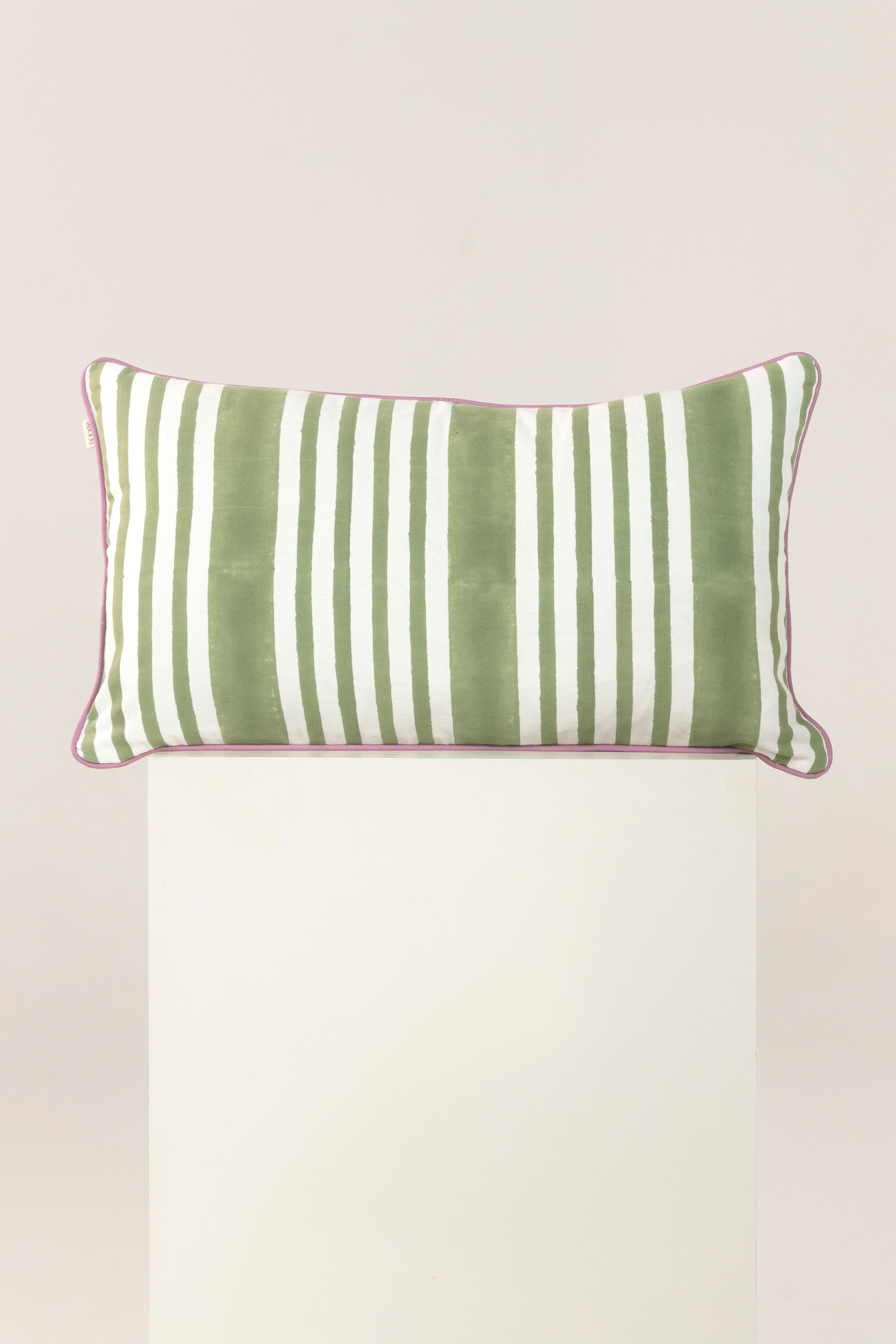 כרית נוי Stripes | בלעדי למכירה של נתנאלה